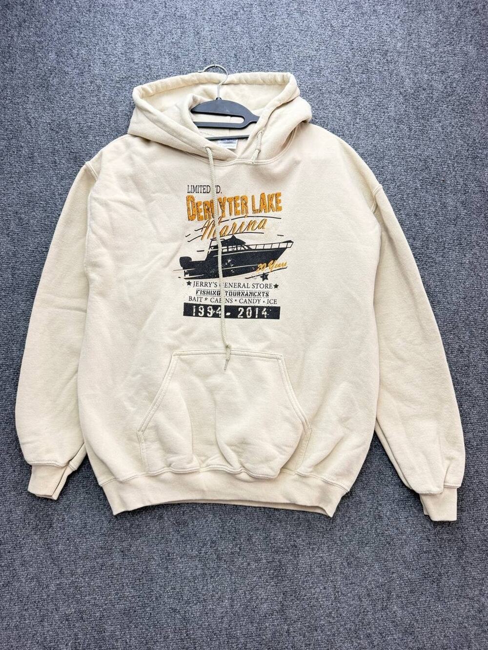 Gildan Heavy Blend Mens M Cream Lake Marina Boat Graphic Pullover Hoodie